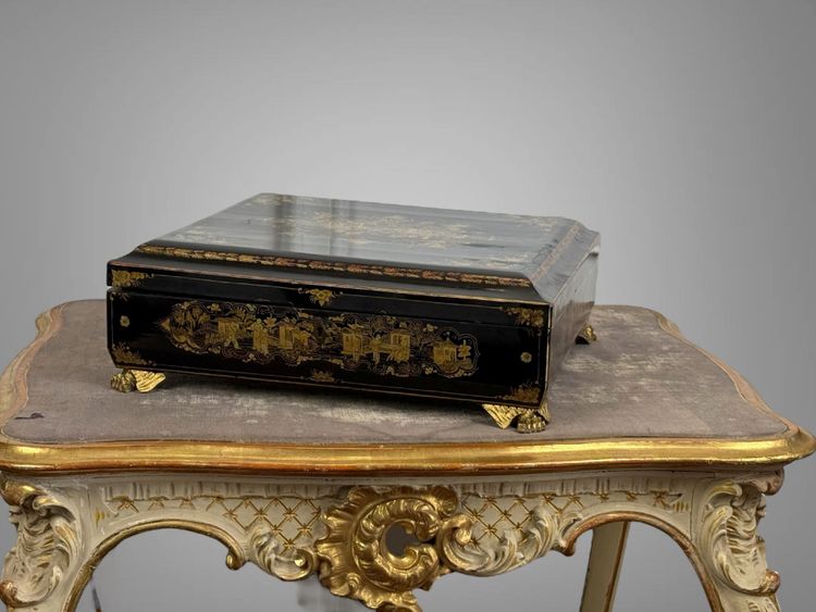 CINA XIX / GRANDE CASSETTA IN LEGNO LACCATO CON DECORAZIONE DORATA DI POPOLI E PAGODINE