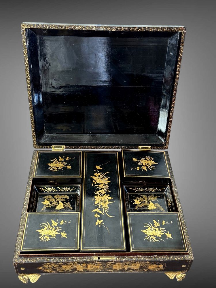 CINA XIX / GRANDE CASSETTA IN LEGNO LACCATO CON DECORAZIONE DORATA DI POPOLI E PAGODINE