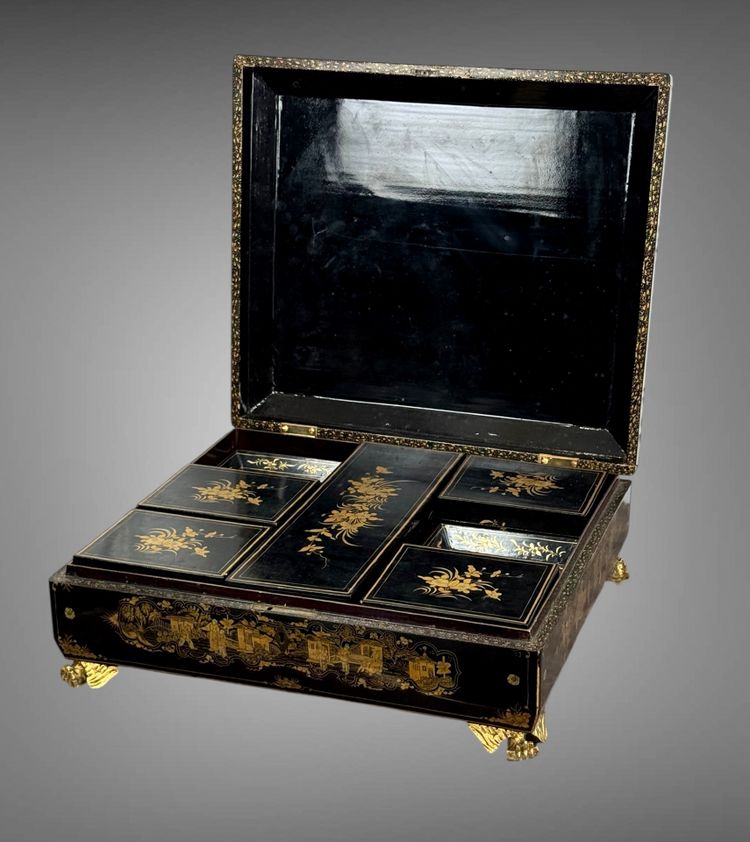 CINA XIX / GRANDE CASSETTA IN LEGNO LACCATO CON DECORAZIONE DORATA DI POPOLI E PAGODINE