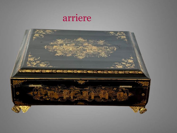 CINA XIX / GRANDE CASSETTA IN LEGNO LACCATO CON DECORAZIONE DORATA DI POPOLI E PAGODINE