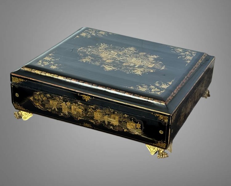 CINA XIX / GRANDE CASSETTA IN LEGNO LACCATO CON DECORAZIONE DORATA DI POPOLI E PAGODINE