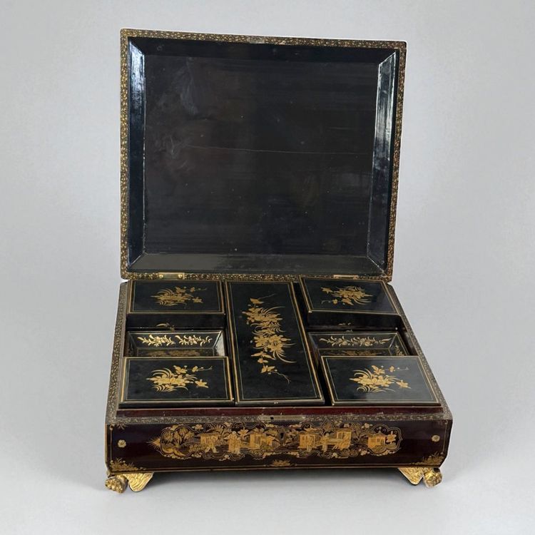 CINA XIX / GRANDE CASSETTA IN LEGNO LACCATO CON DECORAZIONE DORATA DI POPOLI E PAGODINE