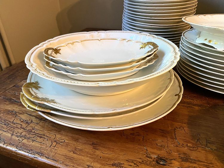 Limoges. Servizio in porcellana bianca con decorazioni dorate. GOA Francia, 77 pezzi