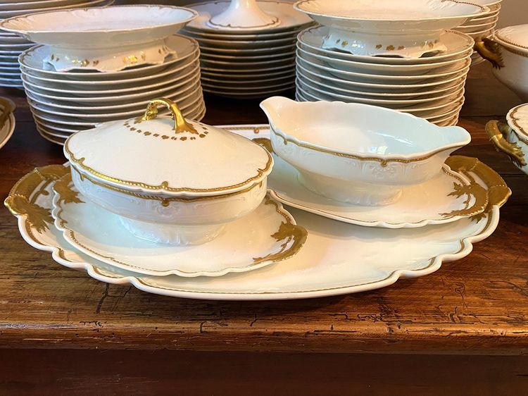 Limoges. Servizio in porcellana bianca con decorazioni dorate. GOA Francia, 77 pezzi