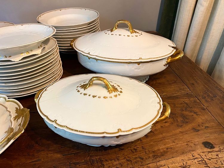 Limoges. Servizio in porcellana bianca con decorazioni dorate. GOA Francia, 77 pezzi
