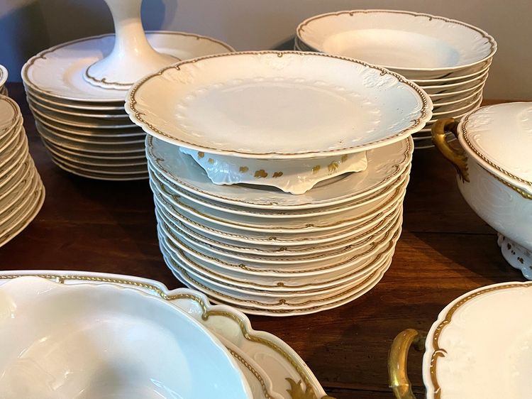 Limoges. Servizio in porcellana bianca con decorazioni dorate. GOA Francia, 77 pezzi