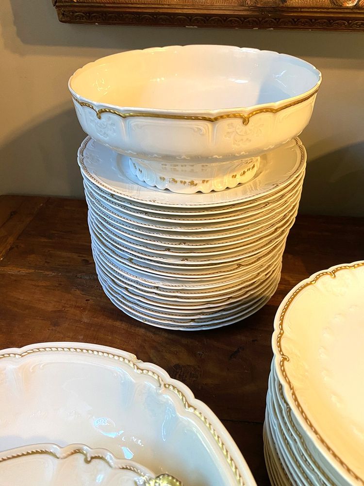 Limoges. Servizio in porcellana bianca con decorazioni dorate. GOA Francia, 77 pezzi
