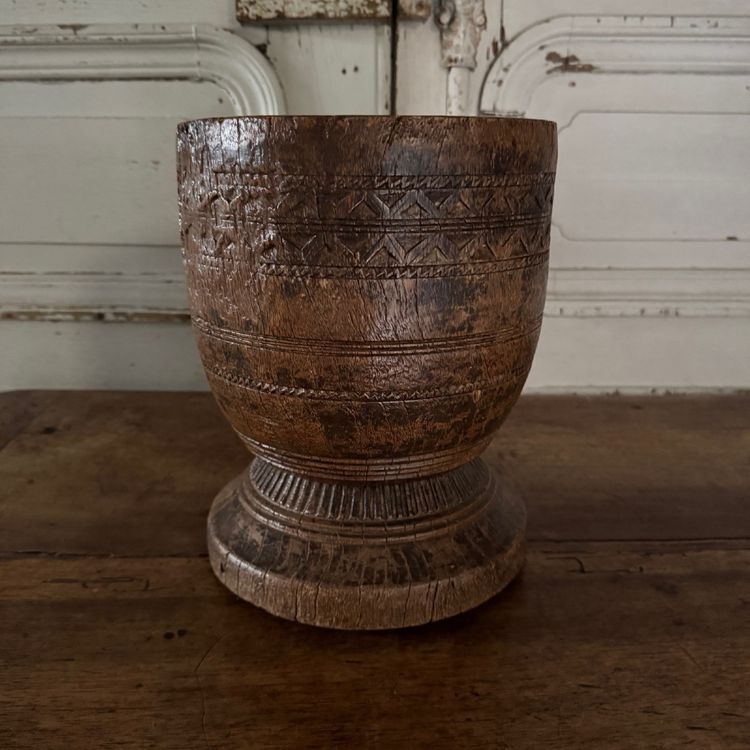Mortier en bois sculpté gravé africaniste XXe