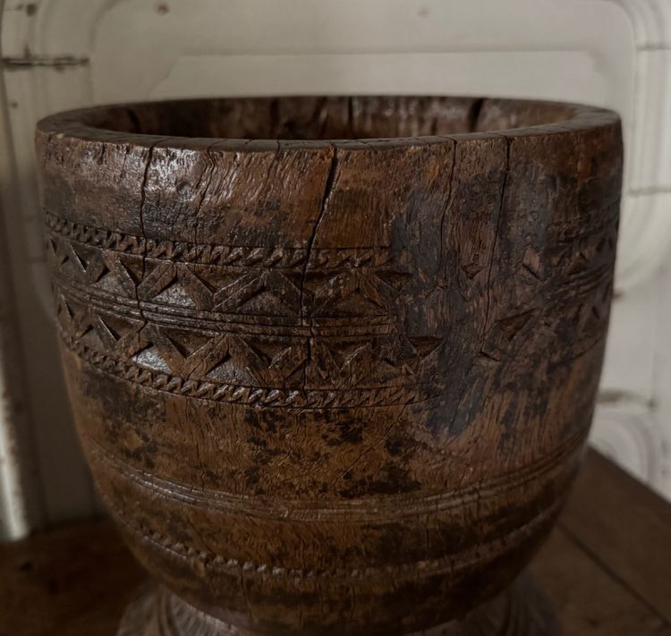 Mortier en bois sculpté gravé africaniste XXe