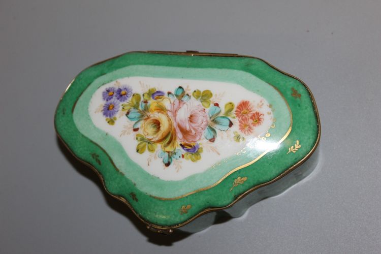 Porzellandose mit Blumendekor