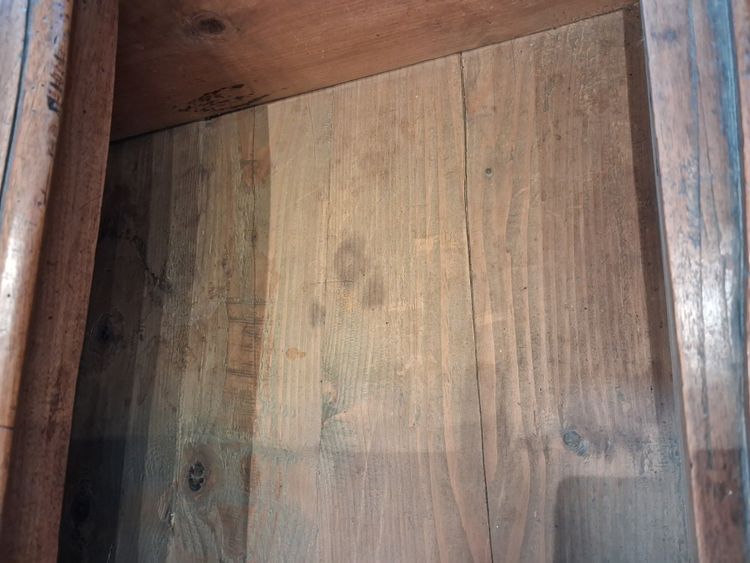 Cassettone del XVIII secolo in noce biondo curvato