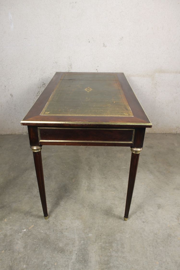 Bureau plat de style Louis XVI en acajou époque fin 19ème avec dessus cuir et 2 tiroirs 