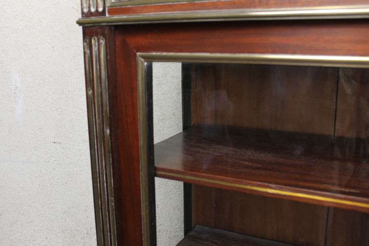 Mahagoni-Vitrine im Louis XVI-Stil mit Marmorplatte und durchbrochener Messinggalerie, 19. Jahrhundert