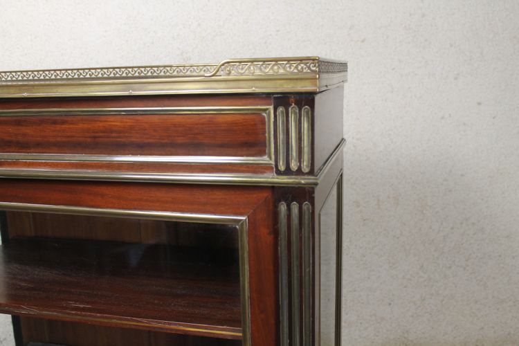 Mahagoni-Vitrine im Louis XVI-Stil mit Marmorplatte und durchbrochener Messinggalerie, 19. Jahrhundert