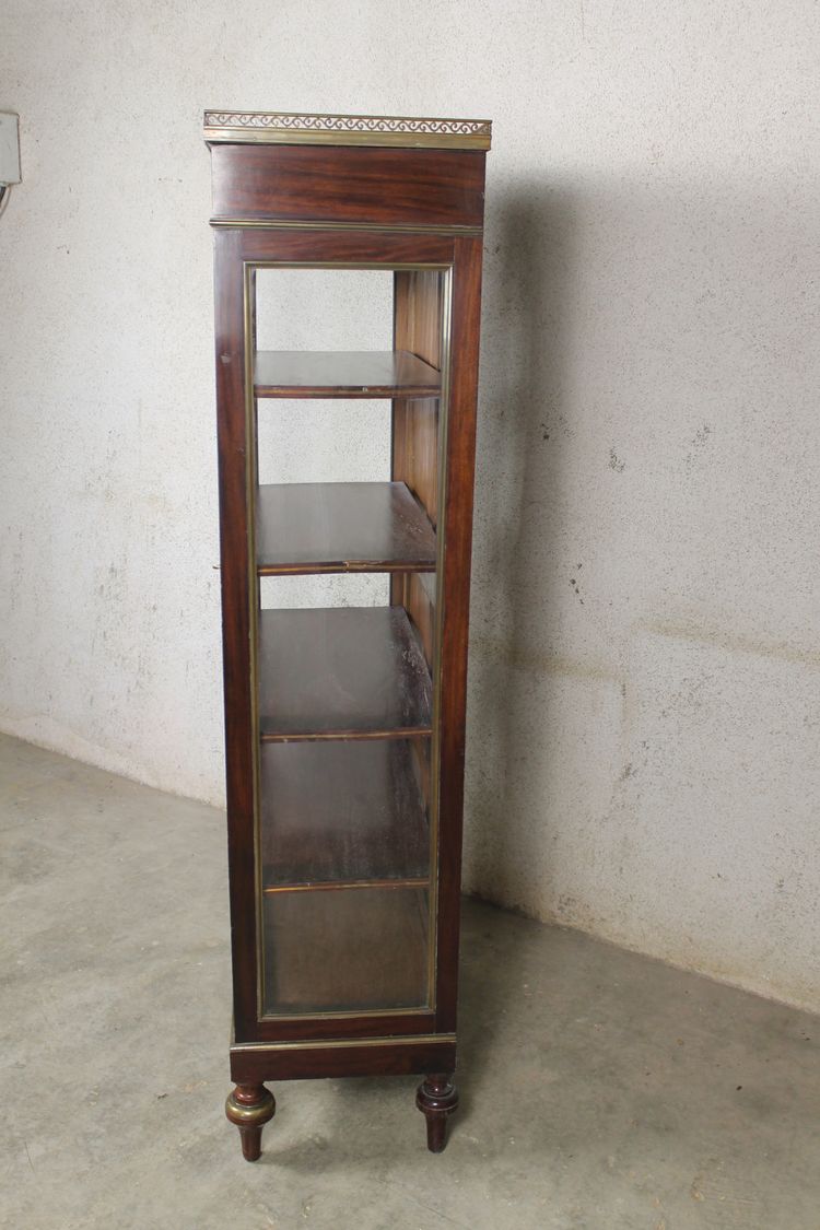 Mahagoni-Vitrine im Louis XVI-Stil mit Marmorplatte und durchbrochener Messinggalerie, 19. Jahrhundert