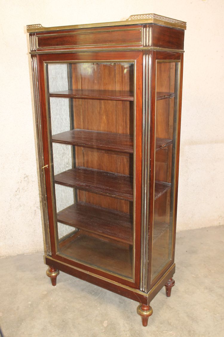 Mahagoni-Vitrine im Louis XVI-Stil mit Marmorplatte und durchbrochener Messinggalerie, 19. Jahrhundert
