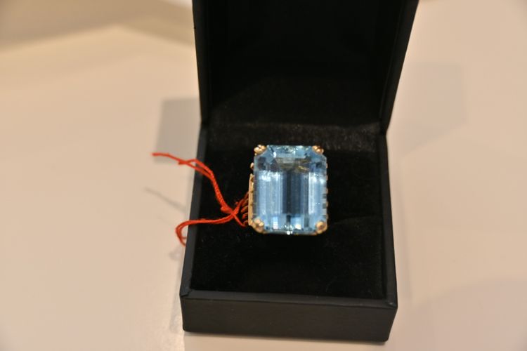 Anello da cocktail in oro giallo con una grande acquamarina, circa 1950