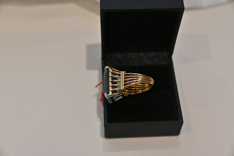 Anello da cocktail in oro giallo con una grande acquamarina, circa 1950