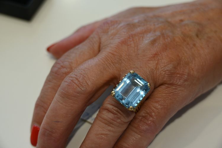 Anello da cocktail in oro giallo con una grande acquamarina, circa 1950