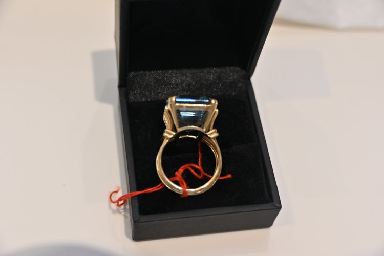 Anello da cocktail in oro giallo con una grande acquamarina, circa 1950