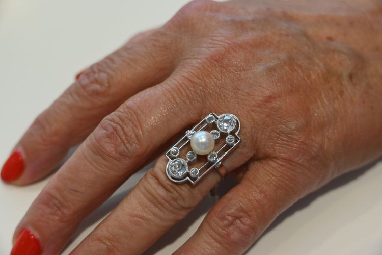 Anello Bel Epoque in oro bianco, diamanti e perle, circa 1900