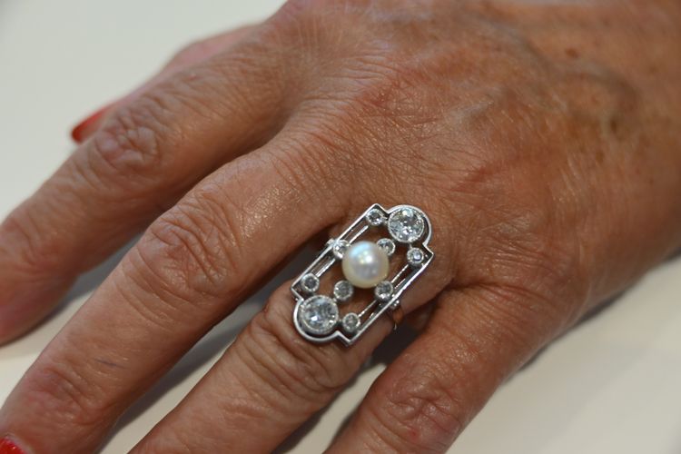 Anello Bel Epoque in oro bianco, diamanti e perle, circa 1900