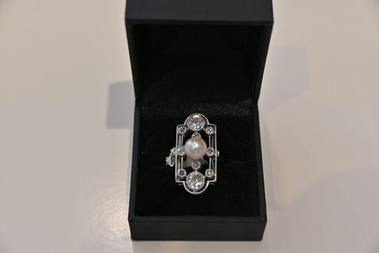Anello Bel Epoque in oro bianco, diamanti e perle, circa 1900