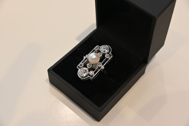 Anello Bel Epoque in oro bianco, diamanti e perle, circa 1900