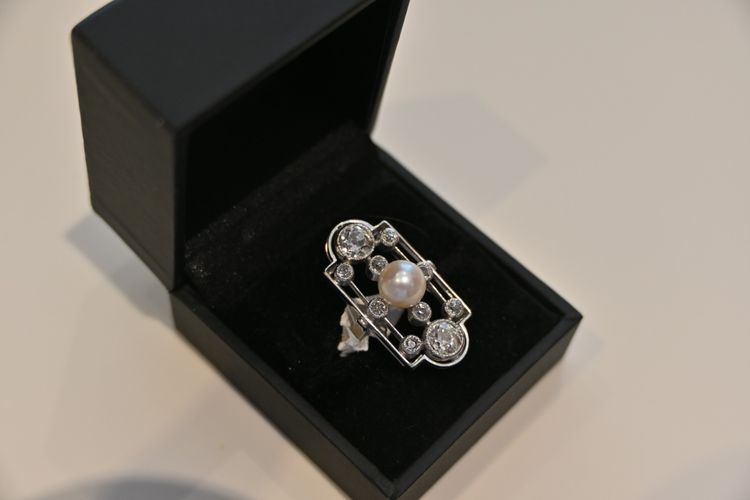 Anello Bel Epoque in oro bianco, diamanti e perle, circa 1900