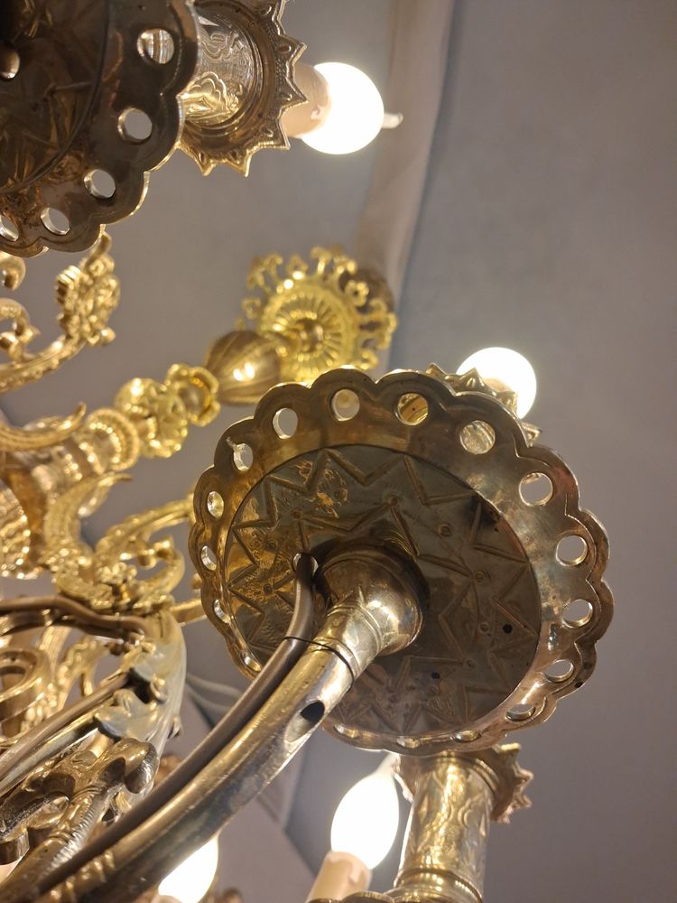 Lampadario in ottone massiccio con decorazione a chimera