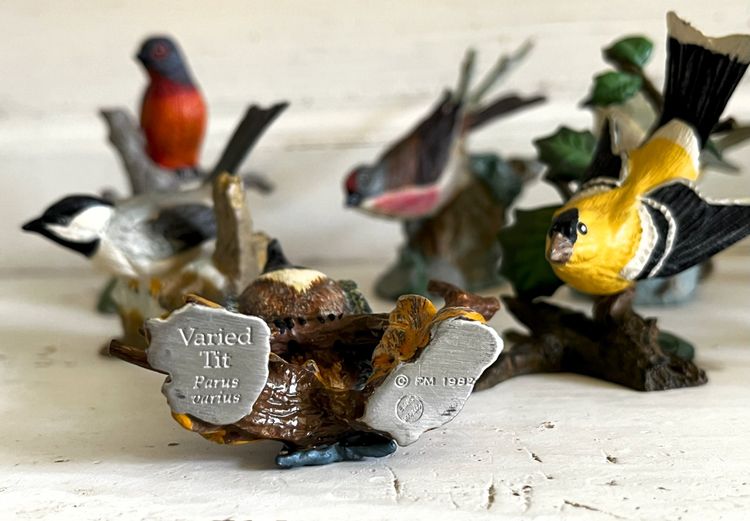 Lot de 11 oiseaux en étain peints main.