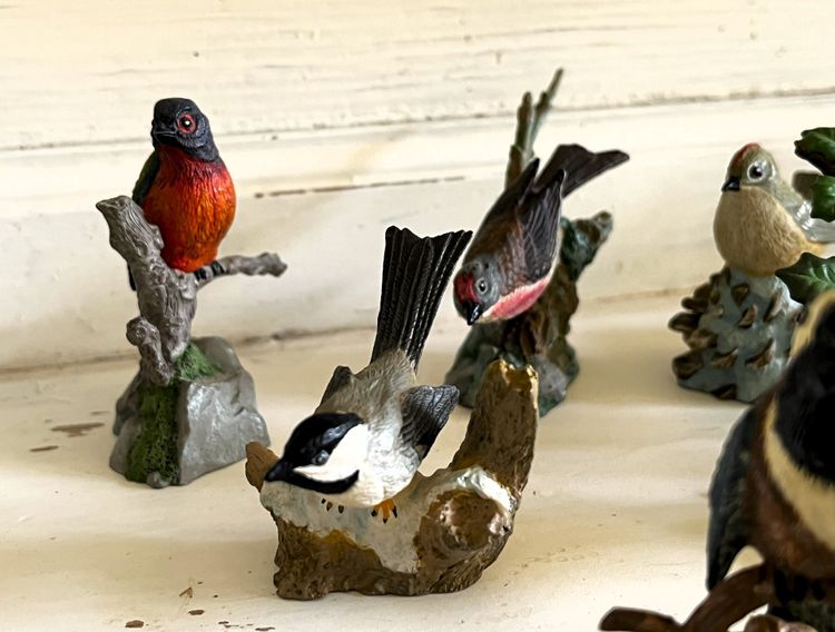Lot de 11 oiseaux en étain peints main.