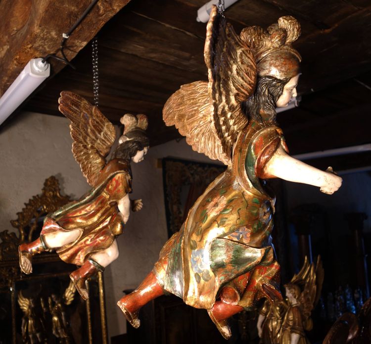 Coppia di angeli pendenti in legno policromo e dorato