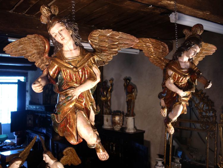 Coppia di angeli pendenti in legno policromo e dorato
