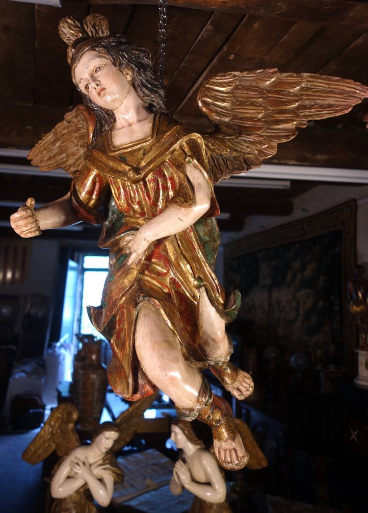 Coppia di angeli pendenti in legno policromo e dorato