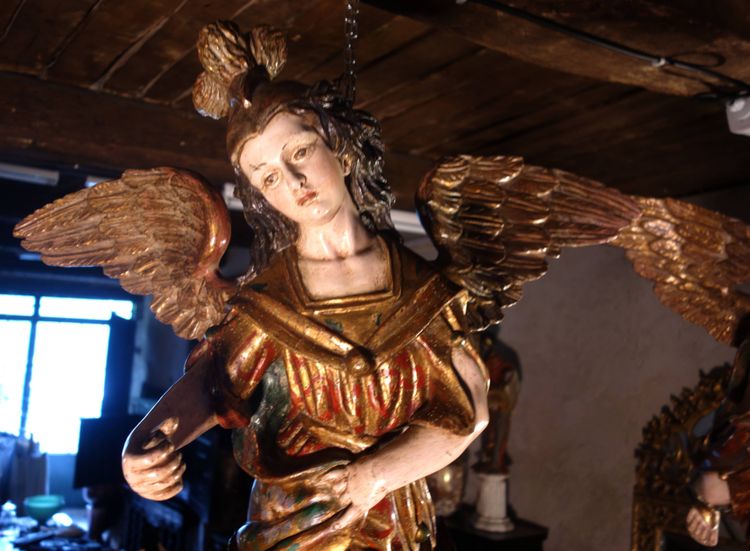 Coppia di angeli pendenti in legno policromo e dorato