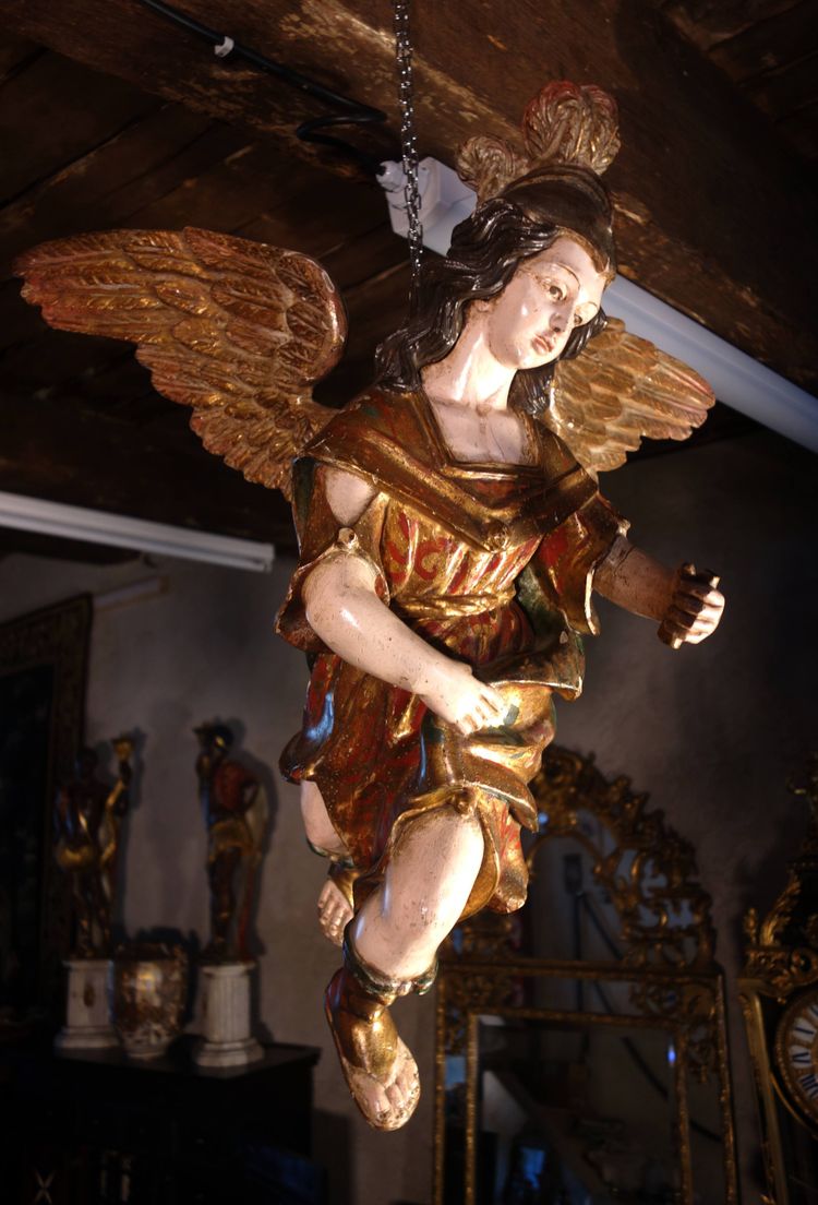 Coppia di angeli pendenti in legno policromo e dorato
