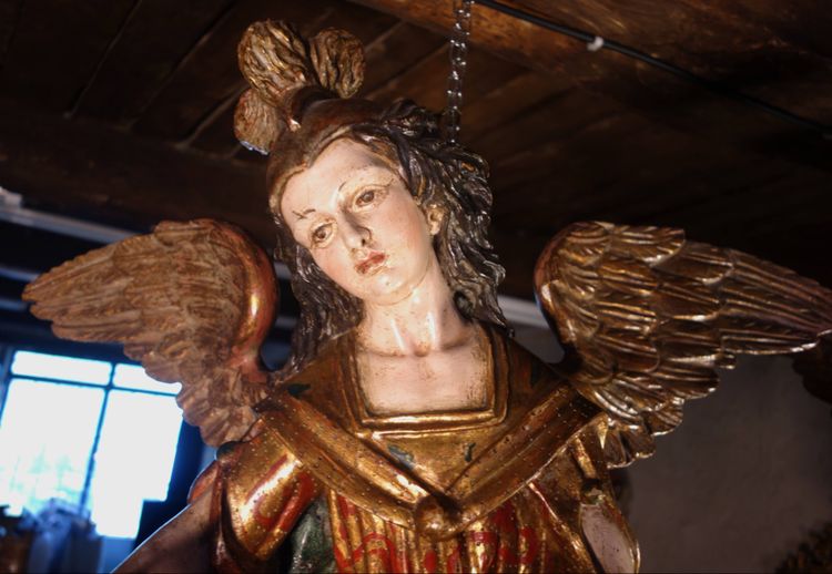 Coppia di angeli pendenti in legno policromo e dorato