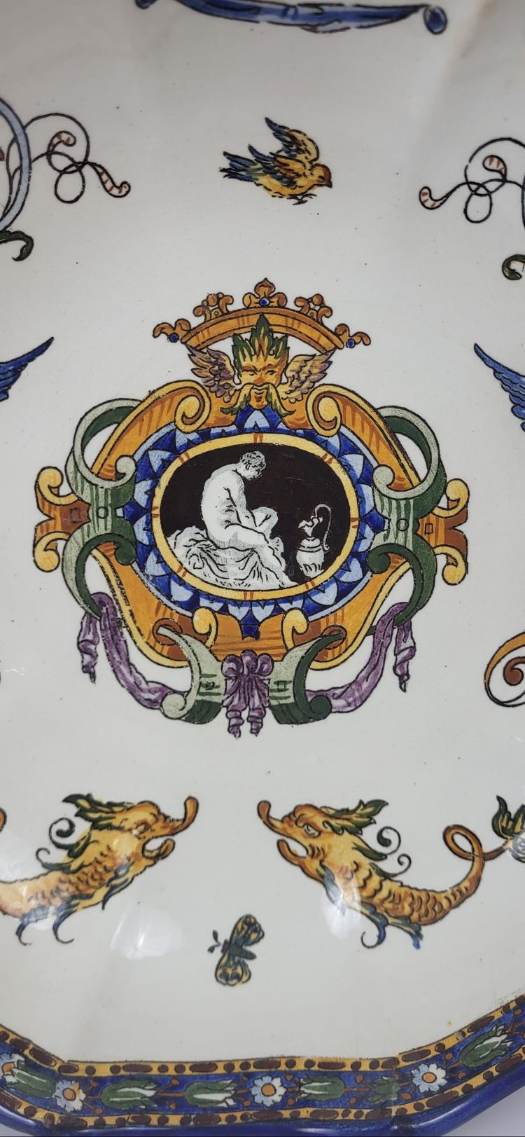 Tiefe Schale aus Gien-Steingut, Renaissance-Modell, 19. Jahrhundert