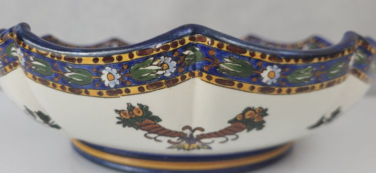 Tiefe Schale aus Gien-Steingut, Renaissance-Modell, 19. Jahrhundert