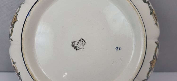 Tiefe Schale aus Gien-Steingut, Renaissance-Modell, 19. Jahrhundert