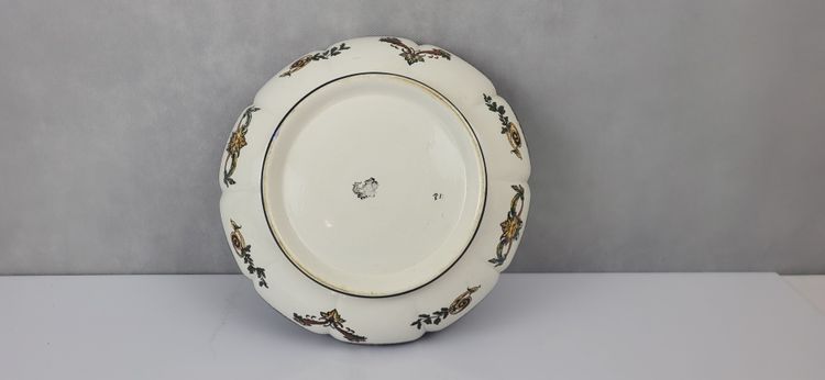 Tiefe Schale aus Gien-Steingut, Renaissance-Modell, 19. Jahrhundert