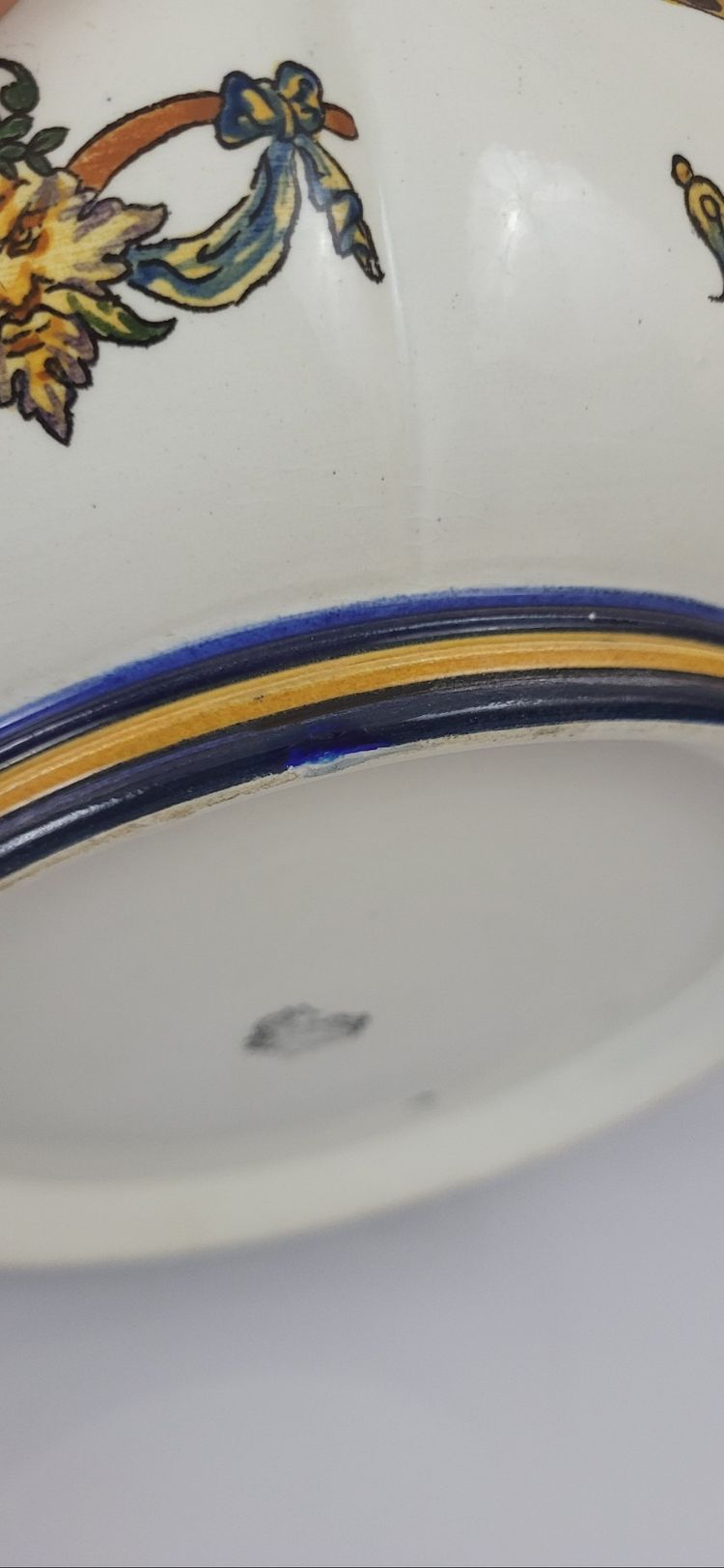 Tiefe Schale aus Gien-Steingut, Renaissance-Modell, 19. Jahrhundert