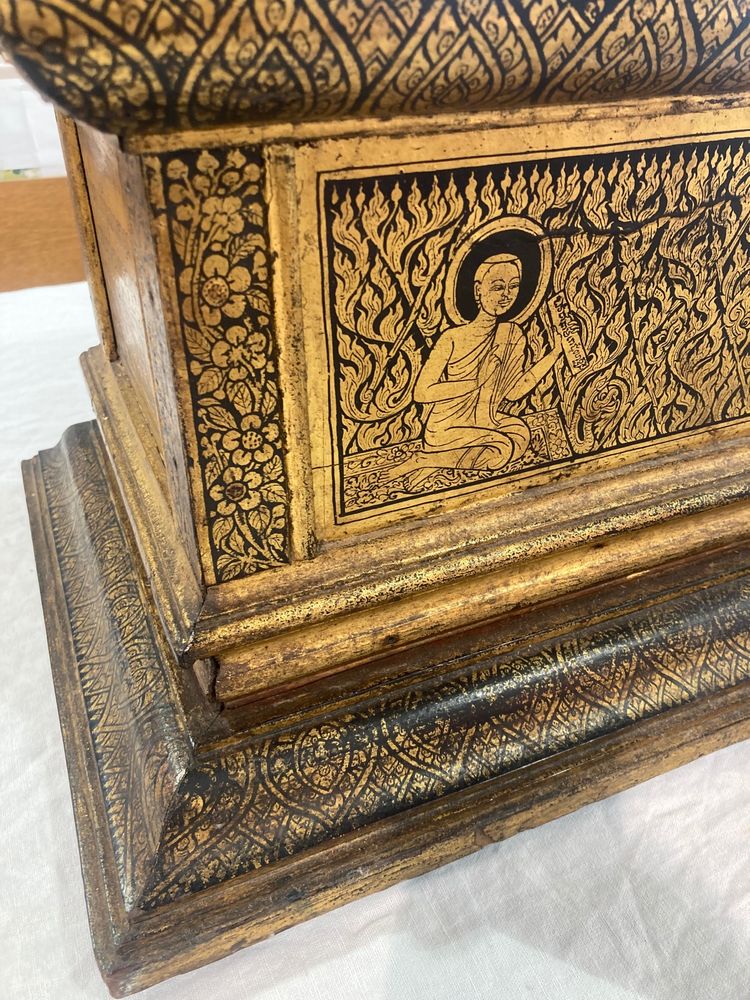 Cassapanca con manoscritti di preghiera thailandesi, periodo Ratanakosin, XIX secolo