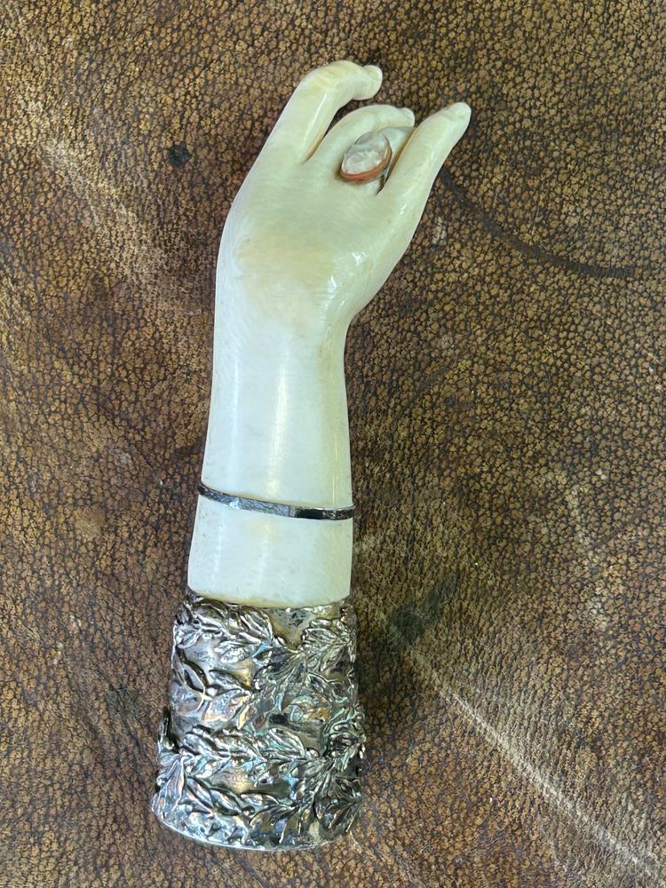 Sculpture cachet - main - métal argenté fin XIXéme 