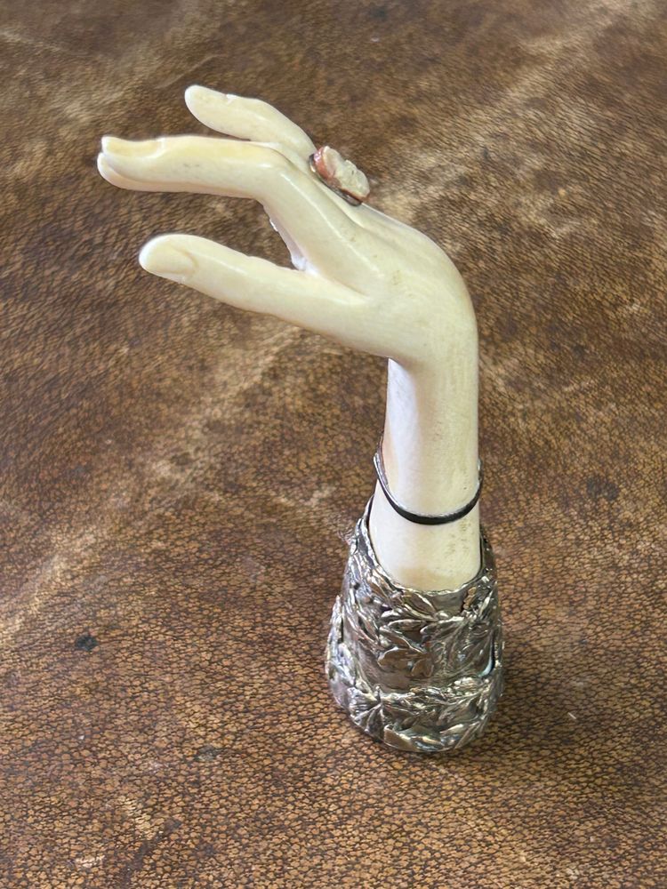 Sculpture cachet - main - métal argenté fin XIXéme 