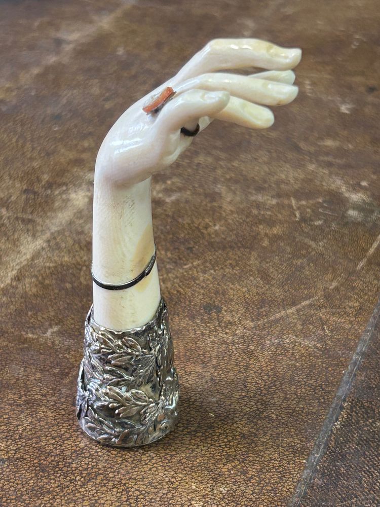 Sculpture cachet - main - métal argenté fin XIXéme 