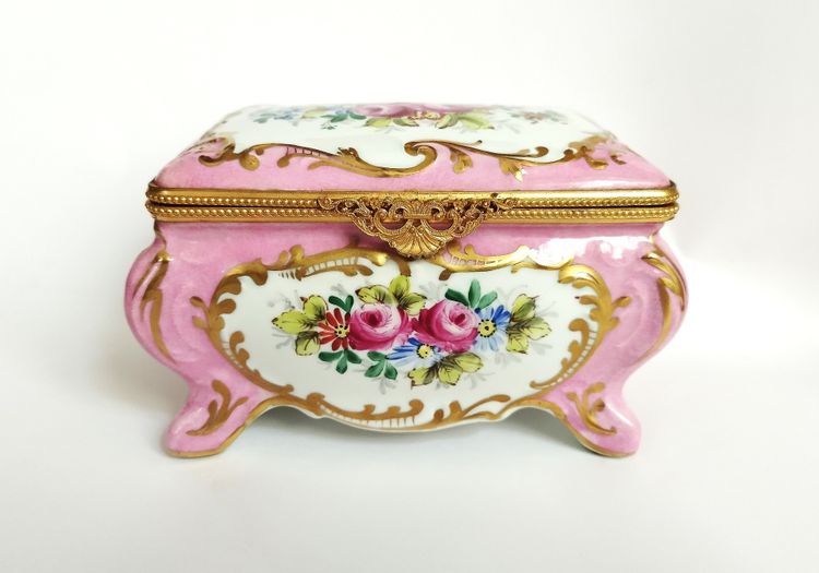 Boite ancienne en Porcelaine Peinte  à la main  signé