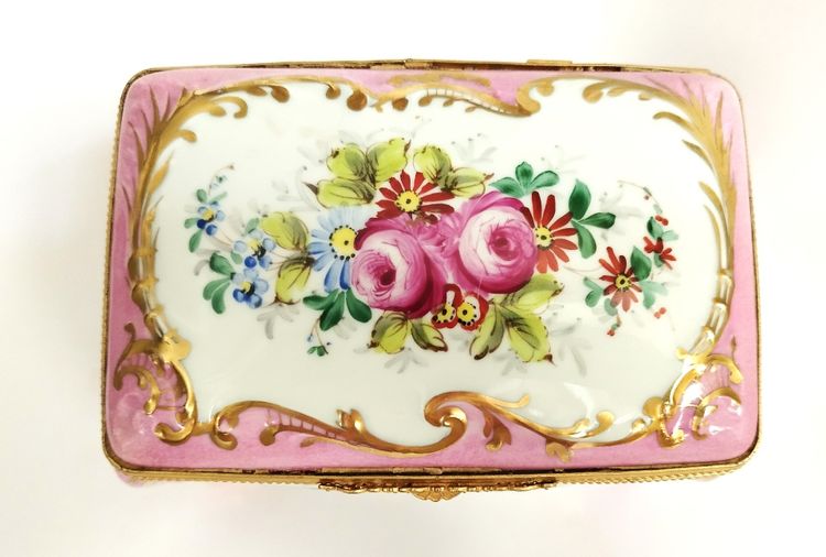 Boite ancienne en Porcelaine Peinte  à la main  signé