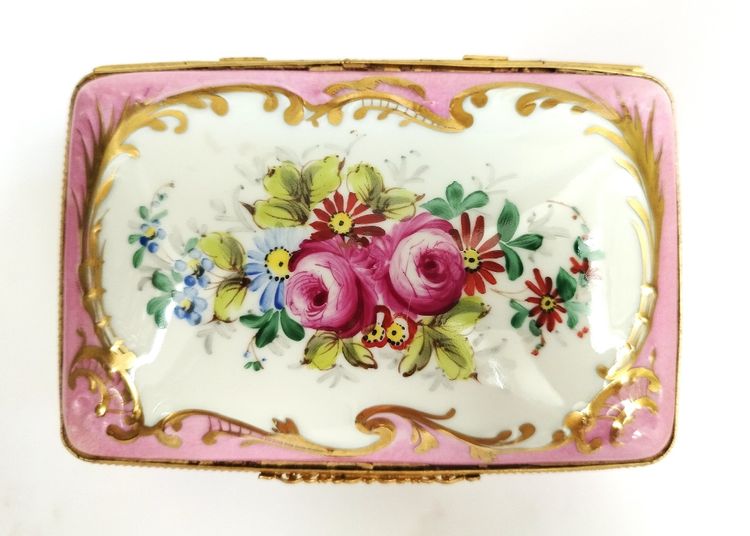 Boite ancienne en Porcelaine Peinte  à la main  signé